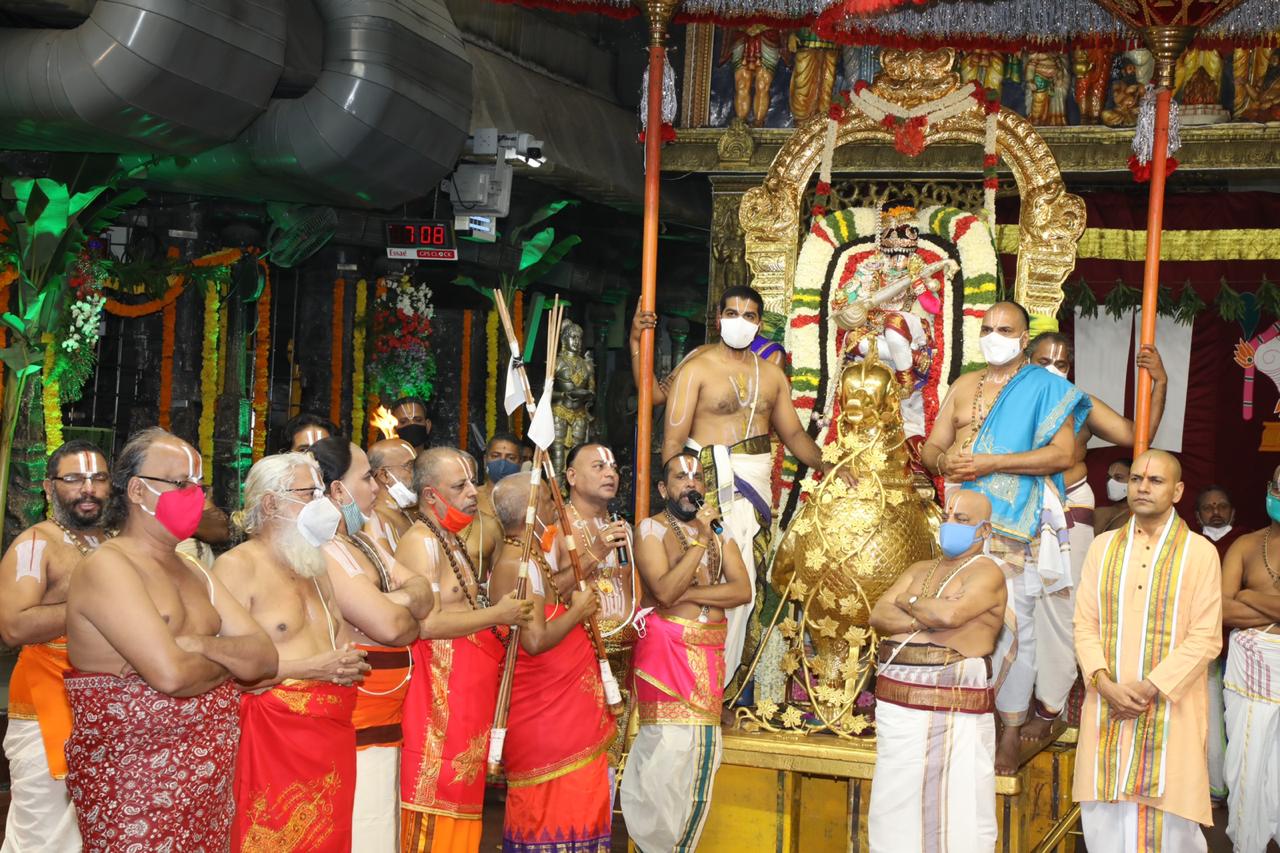 அங்கு உற்சவருக்கு தூப தீப நைவேத்தியம் நடத்தப்பட்ட நிலையில் காலை 8.30 மணி முதல் 9.30 மணி வரை ரங்கநாயகர் மண்டபத்தில் சின்ன சேஷ வாகன சேவை நடைபெற்றது. அங்கு உற்சவருக்கு தூப தீப நைவேத்தியம் நடத்தப்பட்ட நிலையில் காலை 8.30 மணி முதல் 9.30 மணி வரை ரங்கநாயகர் மண்டபத்தில் சின்ன சேஷ வாகன சேவை நடைபெற்றது.