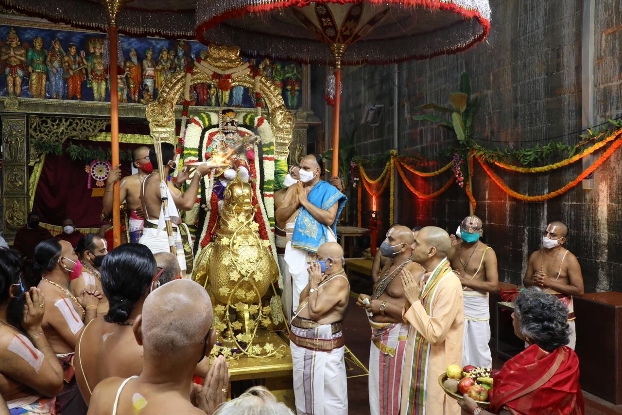 பிரம்மோற்சவ வாகன சேவை கண்டு பக்தர்களுக்கு அருள்பாலிப்பதற்காக ரங்கநாயகர் மண்டபத்தை அடைந்த உற்சவர் மலையப்ப சுவாமி, சர்வ அலங்கார திருக்கோலத்தில் சின்ன சேஷ வாகனத்தில் எழுந்தருளினார். பிரம்மோற்சவ வாகன சேவை கண்டு பக்தர்களுக்கு அருள்பாலிப்பதற்காக ரங்கநாயகர் மண்டபத்தை அடைந்த உற்சவர் மலையப்ப சுவாமி, சர்வ அலங்கார திருக்கோலத்தில் சின்ன சேஷ வாகனத்தில் எழுந்தருளினார்.