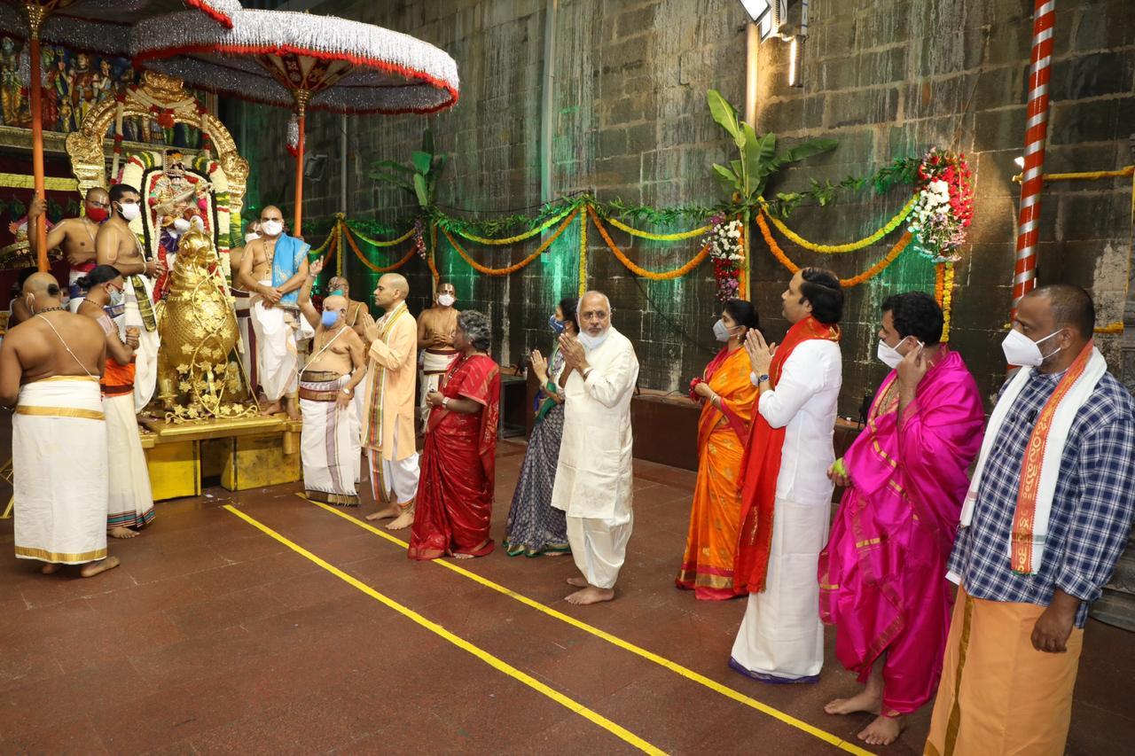  அதன்பின் ஏற்பட்ட பல்வேறு கால மாற்றங்களை தொடர்ந்து தற்போது ஆண்டுக்கு ஒரு முறை வருடாந்திர பிரம்மோற்சவம் என்ற பெயரில் ஏழுமலையானுக்கு பிரம்மோற்சவம் நடத்தப்படுகிறது. ,[object Object],[object Object]