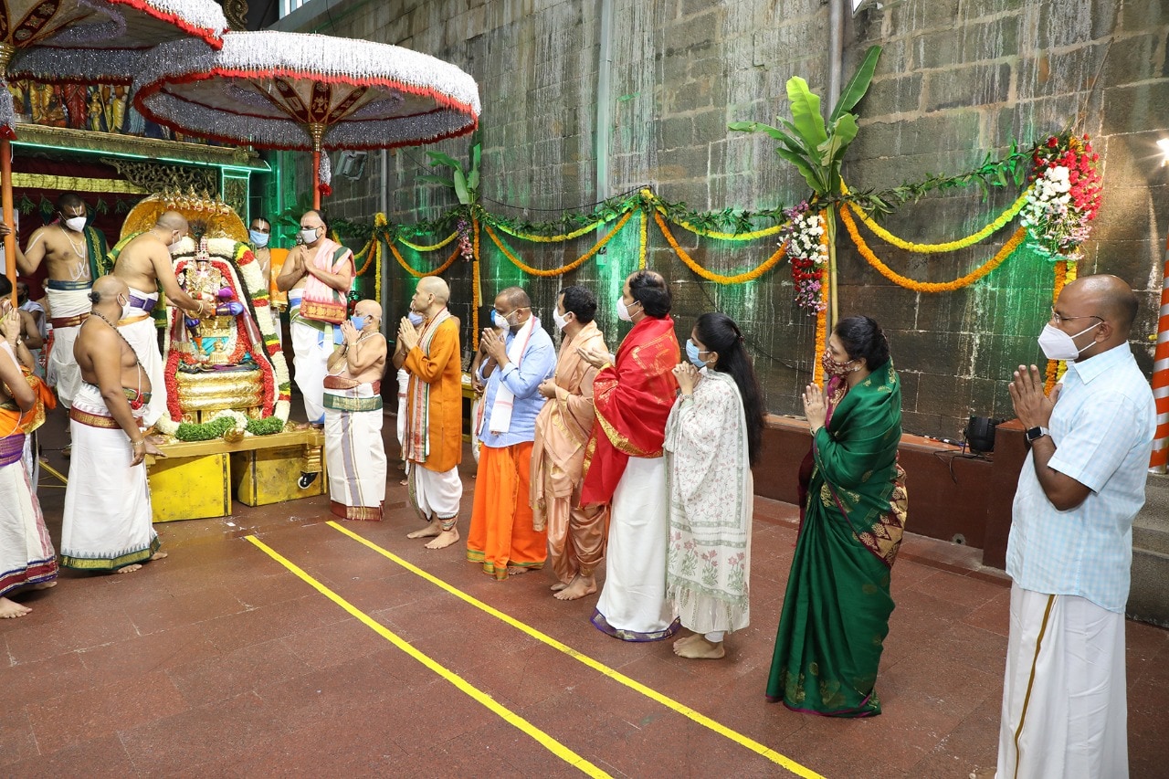 புராண காலத்தில் மகாவிஷ்ணு ஏழுமலையான் அவதாரம் எடுத்து திருப்பதி மலையில் எழுந்தருளிய பின் முதன் முதலில் பிரம்மா ஏழுமலையானுக்கு திருப்பதி மலையில் ஒன்பது நாட்கள் உற்சவம் நடத்தியதாக கூறப்படுகிறது. எனவேதான் திருப்பதி மலையில் நடைபெறும் ஒன்பது நாள் உற்சவத்திற்கு அப்போது முதல் பிரம்ம உற்சவம் என்ற பெயர் ஏற்பட்டது. புராண காலத்தில் மகாவிஷ்ணு ஏழுமலையான் அவதாரம் எடுத்து திருப்பதி மலையில் எழுந்தருளிய பின் முதன் முதலில் பிரம்மா ஏழுமலையானுக்கு திருப்பதி மலையில் ஒன்பது நாட்கள் உற்சவம் நடத்தியதாக கூறப்படுகிறது. எனவேதான் திருப்பதி மலையில் நடைபெறும் ஒன்பது நாள் உற்சவத்திற்கு அப்போது முதல் பிரம்ம உற்சவம் என்ற பெயர் ஏற்பட்டது.