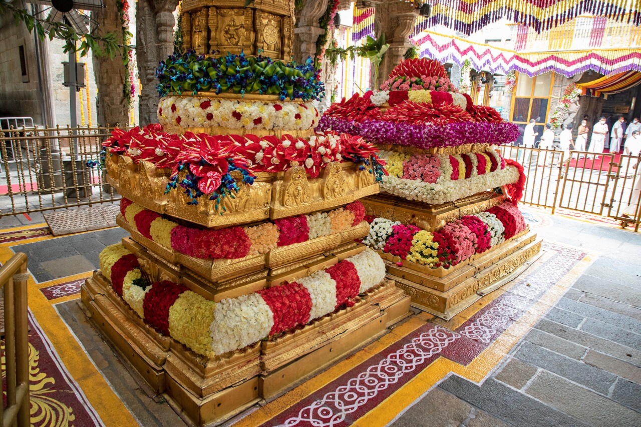 ஏழுமலையான் கோவிலில் இருக்கும் ரங்க நாயக்கர் மண்டபத்தில் நடைபெற்ற சிறப்பு திருமஞ்சனத்தின் போது இளநீர், பால், தேன், சந்தனம் ஆகியவை உள்ளிட்ட பல்வேறு சுகந்த திரவியங்கள் மூலம் திருமஞ்சனம் நடத்தப்பட்டது. ஏழுமலையான் கோவிலில் இருக்கும் ரங்க நாயக்கர் மண்டபத்தில் நடைபெற்ற சிறப்பு திருமஞ்சனத்தின் போது இளநீர், பால், தேன், சந்தனம் ஆகியவை உள்ளிட்ட பல்வேறு சுகந்த திரவியங்கள் மூலம் திருமஞ்சனம் நடத்தப்பட்டது.