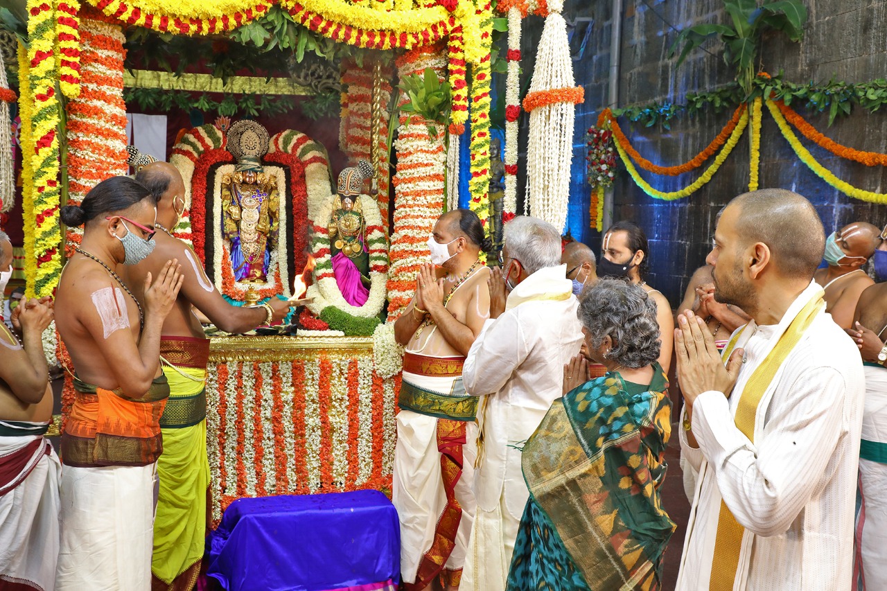  திருப்பதி ஏழுமலையில் பிரம்மோற்சவத்தின் எட்டாவது நாளான இன்று கொரோனா காரணமாக வழக்கமாக நடைபெற வேண்டிய தேரோட்டத்திற்கு பதில் காலை 8 மணி முதல் 9 மணி வரை சர்வ பூபால வாகன சேவை நடைபெற்றது.