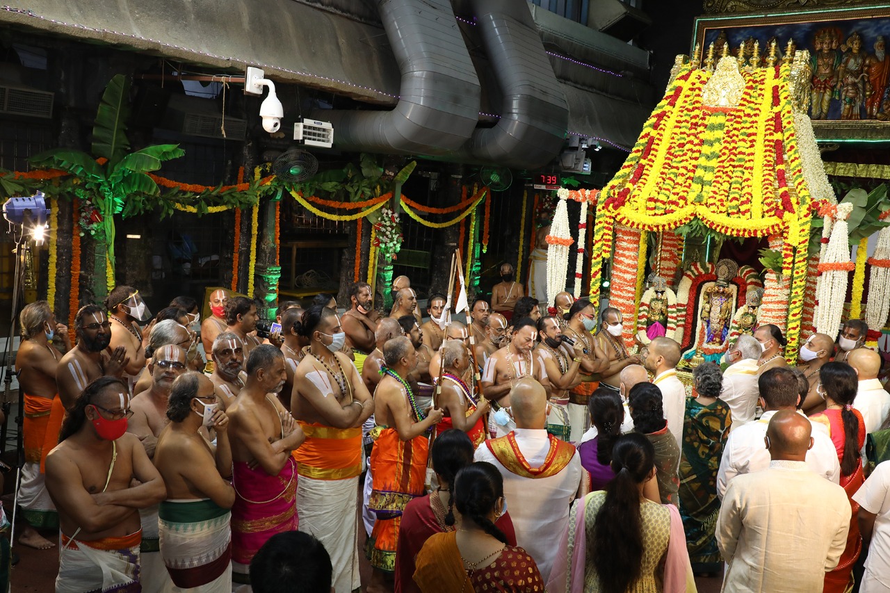  இதன் மூலம் அகில உலகங்களையும் ஆட்சி செய்யும் சர்வ பூ பாலகர் ஆன ஏழுமலையானை இந்த உலகில் இருக்கும் அனைத்து அரசர்களும் ( சர்வபூபாலகர்கள்) சாமி வாகனமாக மாறி தங்கள் தோளில் சுமந்து உற்சவம் நடத்துவதாக ஐதீகம்.