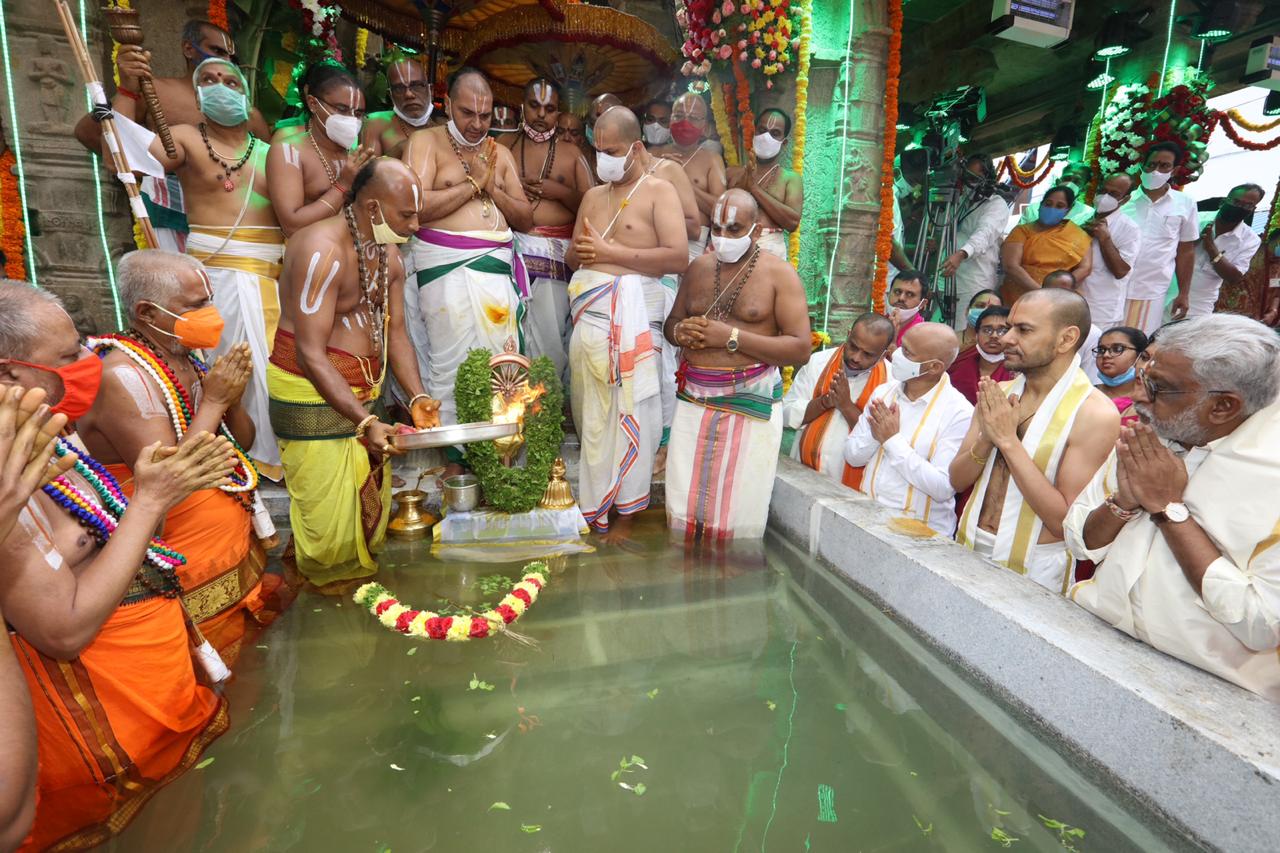 கொரோனா காரணமாக கோவில் திருக்குளத்தின் புனித நீரை அகன்ற பாத்திரம் ஒன்றில் எடுத்துவந்து சக்கரதாழ்வாரை 3 முறை மூழ்க செய்து தீர்த்தவாரியை நடத்தினர். கொரோனா காரணமாக கோவில் திருக்குளத்தின் புனித நீரை அகன்ற பாத்திரம் ஒன்றில் எடுத்துவந்து சக்கரதாழ்வாரை 3 முறை மூழ்க செய்து தீர்த்தவாரியை நடத்தினர்.