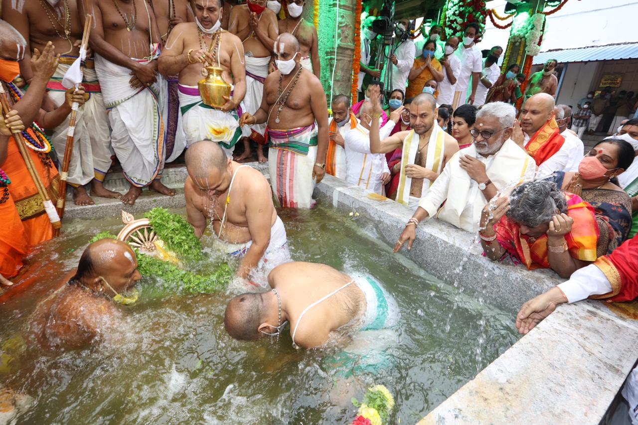  9ஆம் நாளான இன்று காலை, சக்கரத்தாழ்வார் தீர்த்தவாரி நடைபெற்றது.