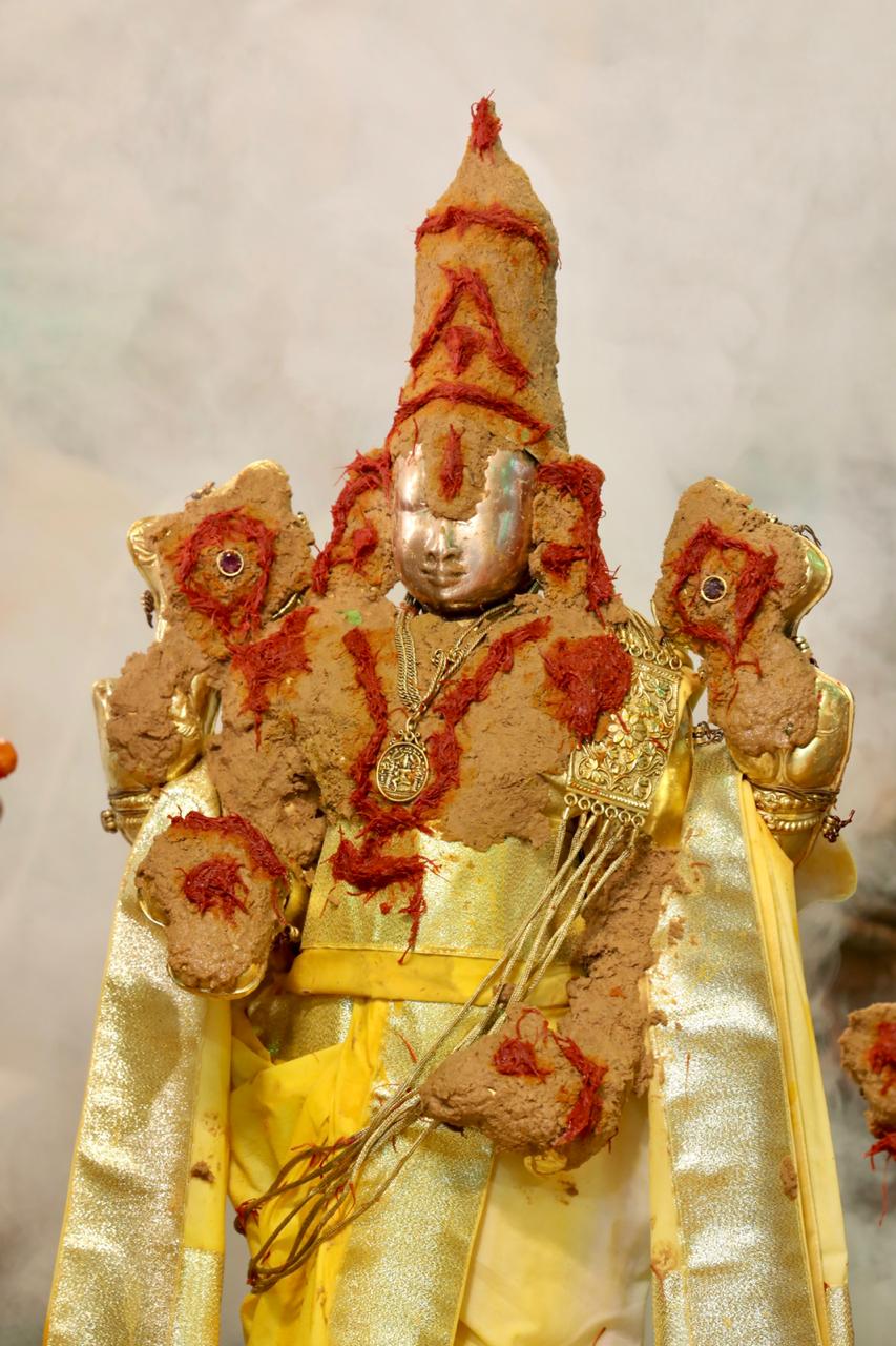  கொரோனா அச்சம் காரணமாக சக்கரத்தாழ்வார் தீர்த்தவாரி நிகழ்ச்சியை கோவில் திருக்குளத்தில் நடத்த இயலவில்லை