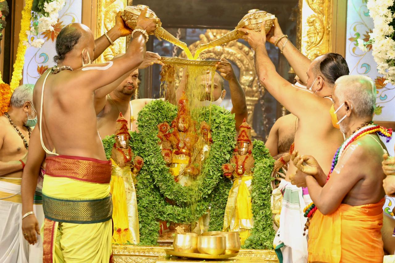  சக்கரத்தாழ்வார் தீர்த்தவாரியுடன் இறுதி நாள் நிகழ்ச்சிகள் தொடங்கியது