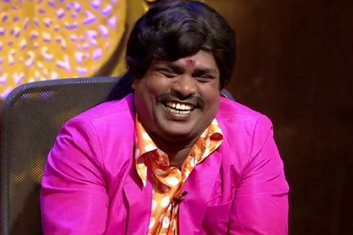 சின்னதிரையில் காமெடி நிகழ்ச்சிகளின் மூலம் பிரபலமானவர் வடிவேல் பாலாஜி. இவர் நகைச்சுவை நடிகர் வடிவேலு போல் காமெடி செய்வதால் ‘வடிவேல் பாலாஜி’ என்று அழைக்கப்பட்டார். உடல் நலக்குறைவால் பாதிக்கப்பட்டிருந்த வடிவேல் பாலாஜி மருத்துவமனையில் சிகிச்சை பெற்றுவந்த நிலையில் கடந்த செப்டம்பர் 10-ம் தேதி திடீரென ஏற்பட்ட மாரடைப்பால் உயிரிழந்தார். சின்னதிரையில் காமெடி நிகழ்ச்சிகளின் மூலம் பிரபலமானவர் வடிவேல் பாலாஜி. இவர் நகைச்சுவை நடிகர் வடிவேலு போல் காமெடி செய்வதால் ‘வடிவேல் பாலாஜி’ என்று அழைக்கப்பட்டார். உடல் நலக்குறைவால் பாதிக்கப்பட்டிருந்த வடிவேல் பாலாஜி மருத்துவமனையில் சிகிச்சை பெற்றுவந்த நிலையில் கடந்த செப்டம்பர் 10-ம் தேதி திடீரென ஏற்பட்ட மாரடைப்பால் உயிரிழந்தார்.