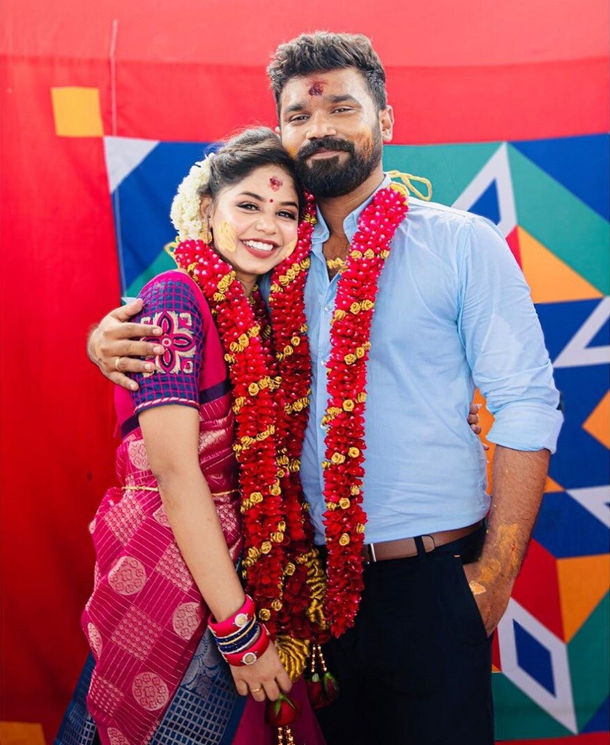நடிகை வைஷ்ணவி ராஜசேகருக்கும் அவரது காதலர் சாய் விக்னேஷ்வருக்கும் கடந்த செப்டம்பர் மாதம் திருமண நிச்சயதார்த்தம் நடைபெற்றது. நடிகை வைஷ்ணவி ராஜசேகருக்கும் அவரது காதலர் சாய் விக்னேஷ்வருக்கும் கடந்த செப்டம்பர் மாதம் திருமண நிச்சயதார்த்தம் நடைபெற்றது.
