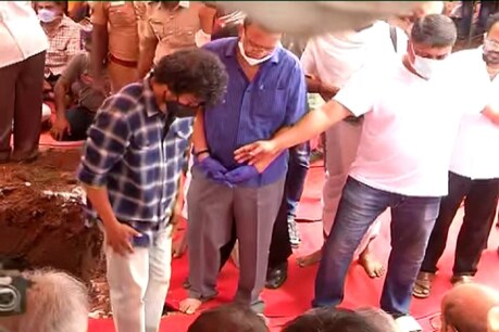 எஸ்.பி.பாலசுப்பிரமணியம் இறுதிச் சடங்கு - நேரில் சென்று அஞ்சலி செலுத்திய விஜய் எஸ்.பி.பாலசுப்பிரமணியம் இறுதிச் சடங்கு - நேரில் சென்று அஞ்சலி செலுத்திய விஜய்
