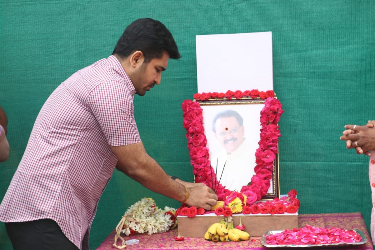 படப்பிடிப்பில் எஸ்.பி.பி.க்கு அஞ்சலி செலுத்திய விஜய் ஆண்டனி..