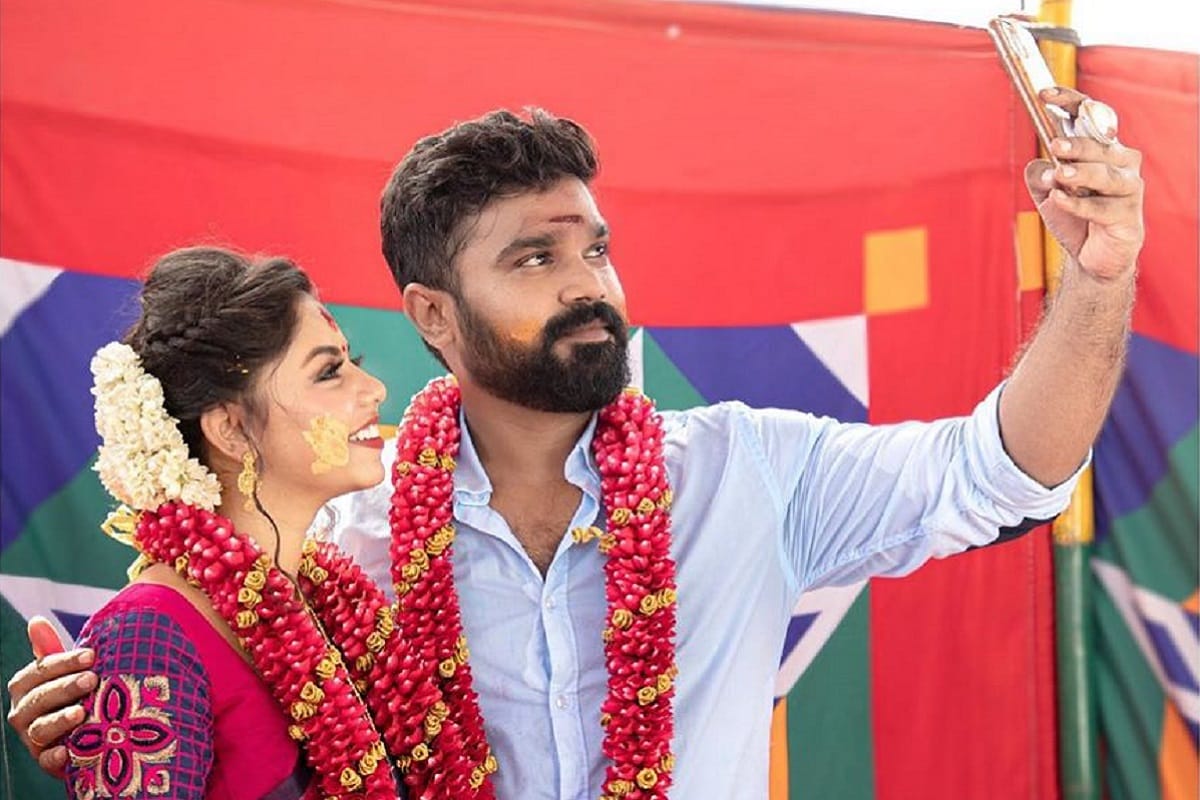 சஞ்சீவ் - ப்ரியங்கா முதன்மை கதாபாத்திரம் ஏற்று நடித்திருக்கும் ‘காற்றின் மொழி’ தொடரில் ரோஸி என்ற கேரக்டரில் நடிப்பவர்தான் வைஷ்ணவி ராஜசேகர். சஞ்சீவ் - ப்ரியங்கா முதன்மை கதாபாத்திரம் ஏற்று நடித்திருக்கும் ‘காற்றின் மொழி’ தொடரில் ரோஸி என்ற கேரக்டரில் நடிப்பவர்தான் வைஷ்ணவி ராஜசேகர்.