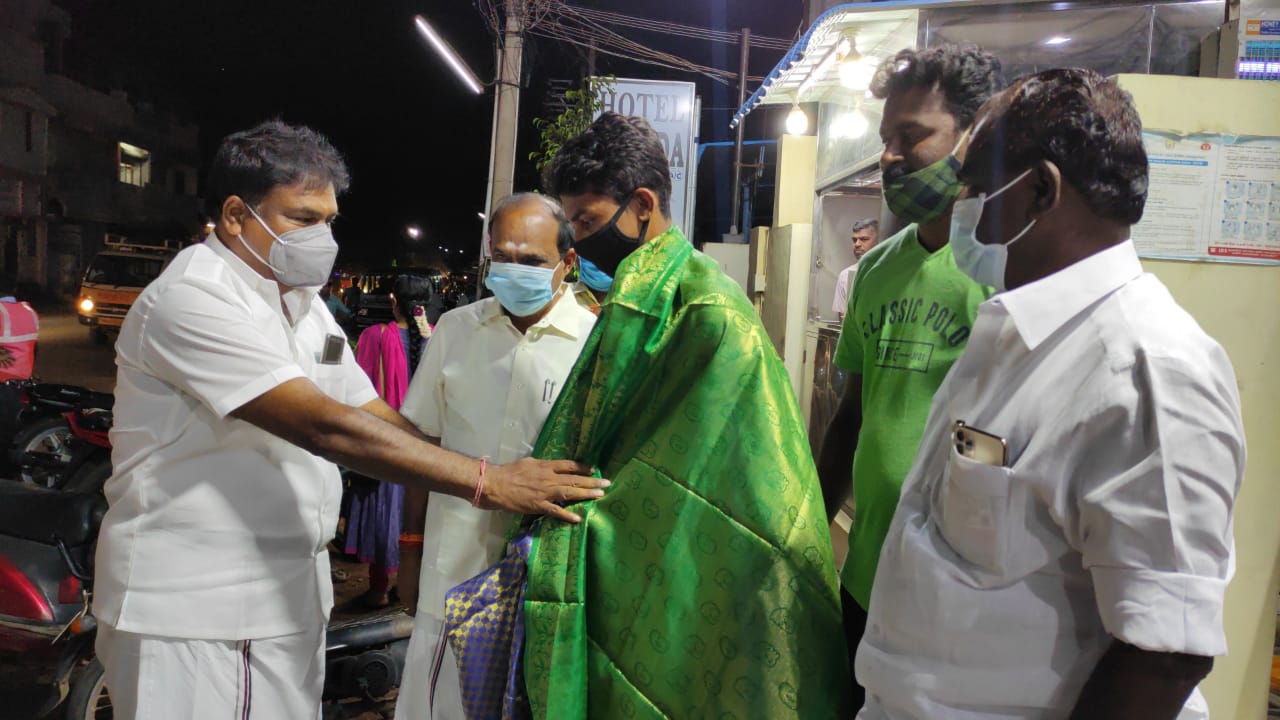 இதன் எதிரொலியாக, ஹாக்கி வீரர் மாரிஸ்வரனை தமிழக செய்தி மற்றும் விளம்பரத்துறை அமைச்சர் கடம்பூர் ராஜூ நேரில் அழைத்து பாராட்டு தெரிவித்தார். இதன் எதிரொலியாக, ஹாக்கி வீரர் மாரிஸ்வரனை தமிழக செய்தி மற்றும் விளம்பரத்துறை அமைச்சர் கடம்பூர் ராஜூ நேரில் அழைத்து பாராட்டு தெரிவித்தார்.