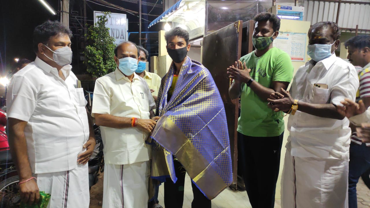 சுமார் 20 ஆண்டுகளுக்கு பிறகு கோவில்பட்டியிலிருந்து இளைஞர் ஒருவர் ஹாக்கி பயிற்சி முகாமிற்கு தேர்வு செய்யப்பட்டது குறித்து நியூஸ் 18 தமிழ்நாடு செய்தி ஒளிபரப்பியது. சுமார் 20 ஆண்டுகளுக்கு பிறகு கோவில்பட்டியிலிருந்து இளைஞர் ஒருவர் ஹாக்கி பயிற்சி முகாமிற்கு தேர்வு செய்யப்பட்டது குறித்து நியூஸ் 18 தமிழ்நாடு செய்தி ஒளிபரப்பியது.