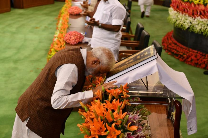  தேசிய ஜனநாயக கூட்டணியின் நாடாளுமன்றக் கூட்டத்தில் இந்திய அரசியலமைப்பு சட்டத்தை தொட்டு வணங்கும் மோடி