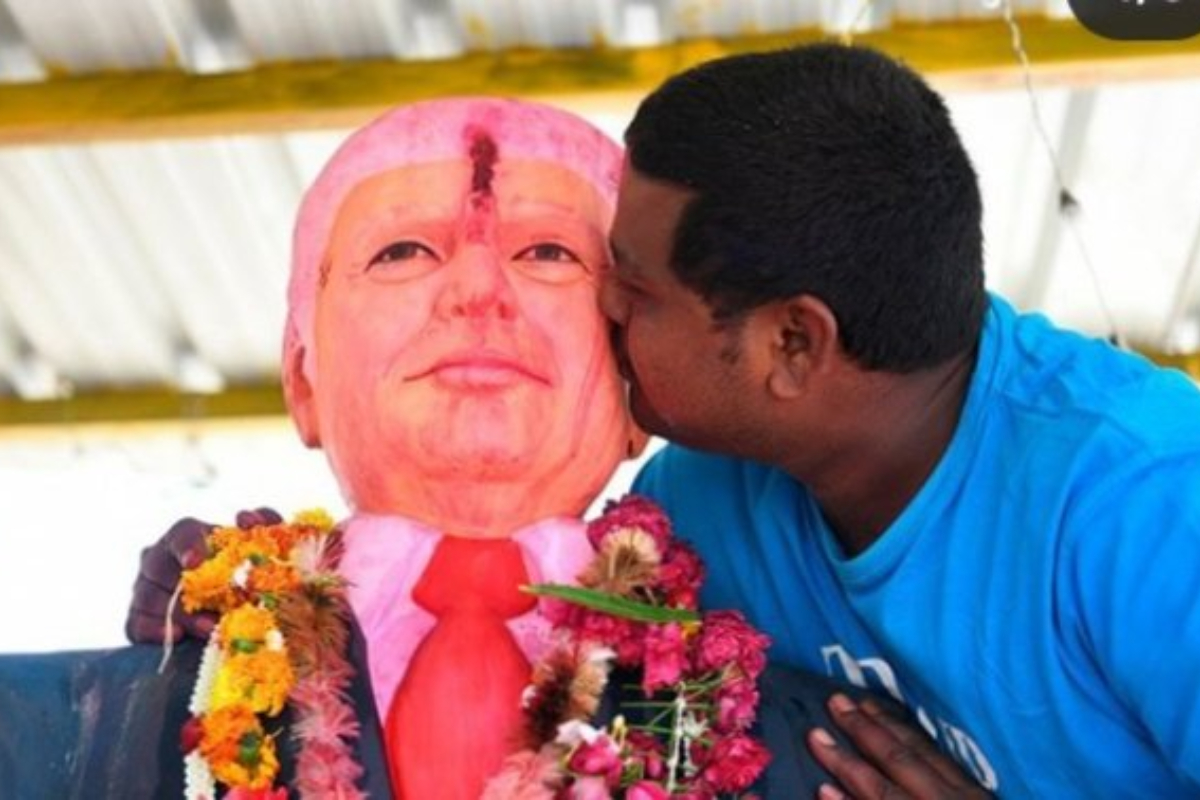  தெலங்கானாவில் ட்ரம்புக்கு சிலை வைத்து வணங்கி வந்த நபர் நெஞ்சுவலியின் காரணமாக திடீரென்று உயிரிழந்தார்.