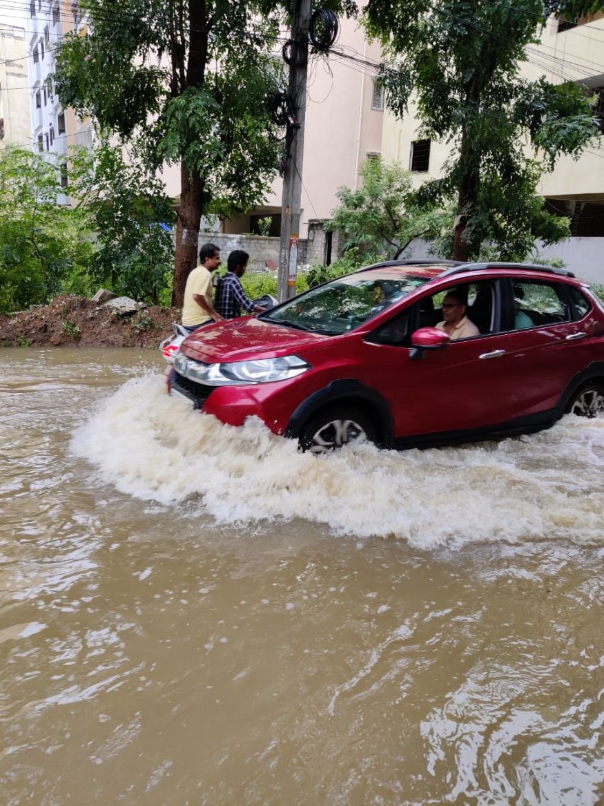  தெலங்கானா மாநில அரசு மாவட்ட ஆட்சியர்கள், உயரதிகாரிகள் ஆகியோர் 24 மணி நேரமும் முழு எச்சரிக்கையுடன் வேண்டும் என்று உத்தரவு பிறப்பித்துள்ளது.