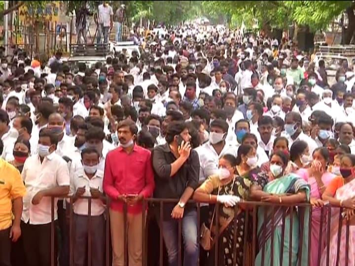 திமுகவினரின் போராட்டம் காரணமாக போராட்டம் நடைபெறக்கூடிய பகுதியில் இணை ஆணையர் பாபு தலைமையில் 550 போலீசார் பாதுகாப்பு பணியில் ஈடுபட்டுள்ளனர். திமுகவினரின் போராட்டம் காரணமாக போராட்டம் நடைபெறக்கூடிய பகுதியில் இணை ஆணையர் பாபு தலைமையில் 550 போலீசார் பாதுகாப்பு பணியில் ஈடுபட்டுள்ளனர்.