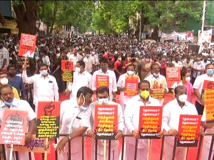 திமுக தலைவர் மு க ஸ்டாலின் கடிதத்திற்கு பதில் அளித்த தமிழக ஆளுநர் பன்வாரிலால் புரோஹித் மசோதா தொடர்பாக முடிவெடுக்க தனக்கு மூன்று முதல் நான்கு வார கால அவகாசம் தேவைப்படுகிறது என பதிலளித்திருந்தார். திமுக தலைவர் மு க ஸ்டாலின் கடிதத்திற்கு பதில் அளித்த தமிழக ஆளுநர் பன்வாரிலால் புரோஹித் மசோதா தொடர்பாக முடிவெடுக்க தனக்கு மூன்று முதல் நான்கு வார கால அவகாசம் தேவைப்படுகிறது என பதிலளித்திருந்தார்.