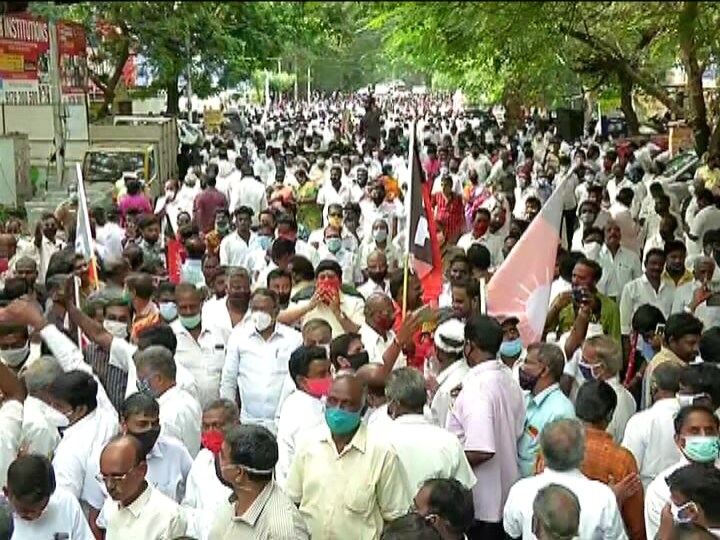 இந்நிலையில் மருத்துவ கல்வியில் அரசு பள்ளி மாணவர்களுக்கு 7.5% இட ஒதுக்கீடு மசோதாவிற்கு உடனடியாக ஆளுநர் ஒப்புதல் அளிக்கவும் ஆளுநருக்கு அழுத்தம் தரவும் மாநில அரசை வலியுறுத்தியும் திமுக சார்பில் கண்டன ஆர்ப்பாட்டம் நடைபெற்று வருகிறது. இந்நிலையில் மருத்துவ கல்வியில் அரசு பள்ளி மாணவர்களுக்கு 7.5% இட ஒதுக்கீடு மசோதாவிற்கு உடனடியாக ஆளுநர் ஒப்புதல் அளிக்கவும் ஆளுநருக்கு அழுத்தம் தரவும் மாநில அரசை வலியுறுத்தியும் திமுக சார்பில் கண்டன ஆர்ப்பாட்டம் நடைபெற்று வருகிறது.