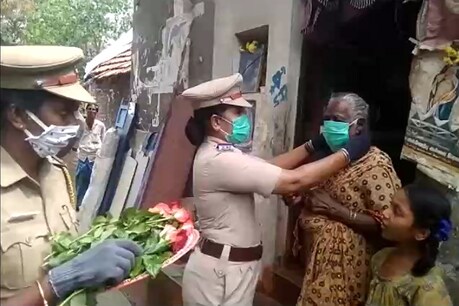 முகக் கவசம் அணியாதவர்களுக்கு ரோஜாப்பூ - அன்பை வெளிப்படுத்தி கொரோனா விழிப்புணர்வு வழங்கிய வேலூர் காவல்துறை முகக் கவசம் அணியாதவர்களுக்கு ரோஜாப்பூ - அன்பை வெளிப்படுத்தி கொரோனா விழிப்புணர்வு வழங்கிய வேலூர் காவல்துறை