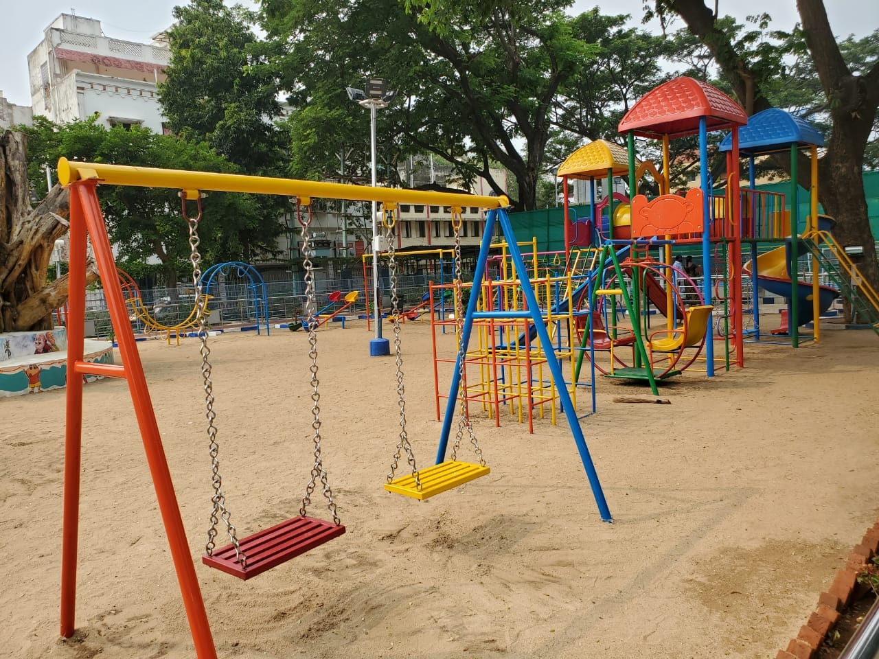 அதேவேளையில் இந்த பூங்காவை சுத்தமாகவும், மூலிகை செடிகளை பாதுகாப்பாக வைத்துக்கொள்ளவும் பொதுமக்களும் உதவ வேண்டுமென பூங்கா பராமரிப்பாளர்கள் கேட்டுக்கொண்டுள்ளனர். அதேவேளையில் இந்த பூங்காவை சுத்தமாகவும், மூலிகை செடிகளை பாதுகாப்பாக வைத்துக்கொள்ளவும் பொதுமக்களும் உதவ வேண்டுமென பூங்கா பராமரிப்பாளர்கள் கேட்டுக்கொண்டுள்ளனர்.
