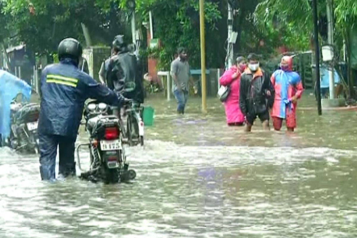 சென்னை மக்களே, மழையால் பாதிப்பா..? உதவிக்கு இந்த எண்களுக்கு அழையுங்க..