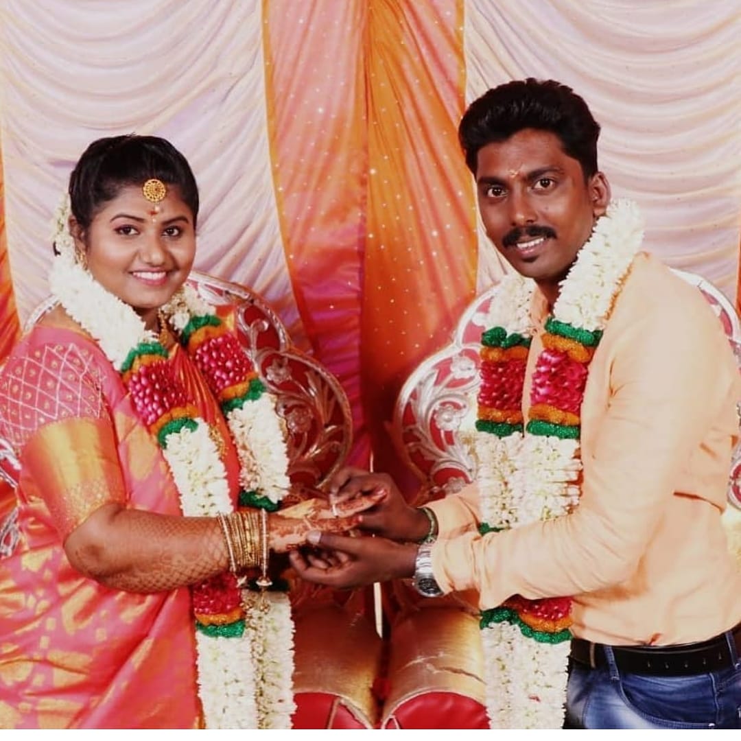 சத்யாவுக்கும் கிரித்திகாவுக்கும் கடந்த மார்ச் மாதத்தில் திருமண நிச்சயதார்த்தம் நடந்து முடிந்தது. இவர்கள் இருவரும் காதலித்து வந்ததாகக் கூறப்படுகிறது. சத்யாவுக்கும் கிரித்திகாவுக்கும் கடந்த மார்ச் மாதத்தில் திருமண நிச்சயதார்த்தம் நடந்து முடிந்தது. இவர்கள் இருவரும் காதலித்து வந்ததாகக் கூறப்படுகிறது.