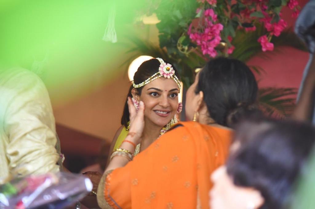 இந்தநிலையில், இன்று மும்பையில் உள்ள நட்சத்திர ஹோட்டலில் கவுதம் கிச்லு - காஜல் அகர்வால் திருமணம் நடைபெற்றது. இந்தநிலையில், இன்று மும்பையில் உள்ள நட்சத்திர ஹோட்டலில் கவுதம் கிச்லு - காஜல் அகர்வால் திருமணம் நடைபெற்றது.