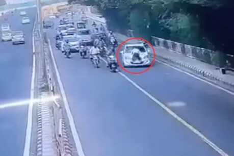 போக்குவரத்து காவலரை காரின் முன்பக்கம் மோதி தூக்கிச் சென்ற ஓட்டுநர் - அதிர்ச்சி வீடியோ போக்குவரத்து காவலரை காரின் முன்பக்கம் மோதி தூக்கிச் சென்ற ஓட்டுநர் - அதிர்ச்சி வீடியோ