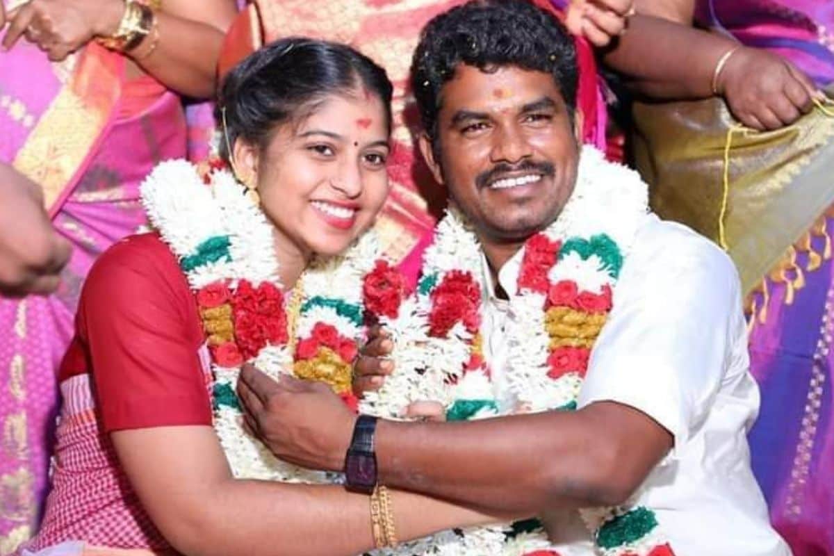 38 வயதான கள்ளக்குறிச்சி அதிமுக எம்எல்ஏ பிரபுவும் தியாகதுருகத்தைச் சேர்ந்த கல்லூரி மாணவி சௌந்தர்யாவும் கடந்த 5 ஆண்டுகளாக காதலித்து வந்ததாக கூறப்படுகிறது. 38 வயதான கள்ளக்குறிச்சி அதிமுக எம்எல்ஏ பிரபுவும் தியாகதுருகத்தைச் சேர்ந்த கல்லூரி மாணவி சௌந்தர்யாவும் கடந்த 5 ஆண்டுகளாக காதலித்து வந்ததாக கூறப்படுகிறது.