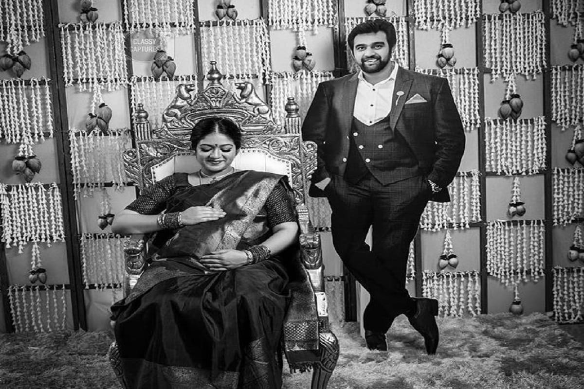 கணவர் சிரஞ்சீவி சார்ஜாவின் ஆளுயர கட் அவுட்டுடன், தன்னுடைய வளைக்காப்பு நிகழ்வு படங்களை பகிர்ந்து கொண்டிருந்தார் மேக்னா ராஜ். இது ரசிகர்கள் நெகிழ்ச்சியில் ஆழ்த்தியுள்ளது. கணவர் சிரஞ்சீவி சார்ஜாவின் ஆளுயர கட் அவுட்டுடன், தன்னுடைய வளைக்காப்பு நிகழ்வு படங்களை பகிர்ந்து கொண்டிருந்தார் மேக்னா ராஜ். இது ரசிகர்கள் நெகிழ்ச்சியில் ஆழ்த்தியுள்ளது.