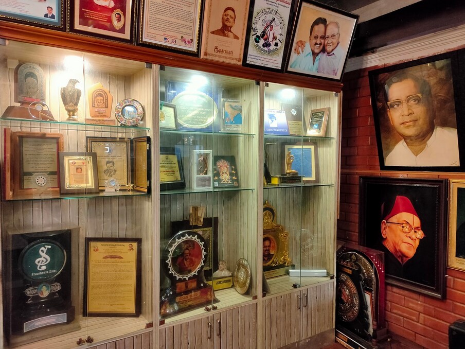  எஸ்.பி.பி.வீட்டை அலங்கரிக்கும் விருதுகள்