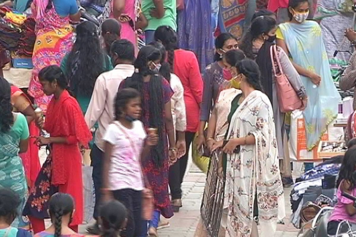 பொது போக்குவரத்தை தவிர்க்கலாம் : பண்டிகை நாட்களில் மக்கள் அதிகம் வெளியே வரக்கூடும். இந்த சமயத்தில் பொது போக்குவரத்தை அதிகம் பயன்படுத்தலாம். எனவே இதுபோன்ற நேரங்களில் பொது போக்குவரத்தை தவிர்ப்பதால் சமூக இடைவெளியைக் கடைபிடிக்கலாம். எனவே தனி வாகனம் பயன்படுத்த முயற்சிக்கலாம். பொது போக்குவரத்தை தவிர்க்கலாம் : பண்டிகை நாட்களில் மக்கள் அதிகம் வெளியே வரக்கூடும். இந்த சமயத்தில் பொது போக்குவரத்தை அதிகம் பயன்படுத்தலாம். எனவே இதுபோன்ற நேரங்களில் பொது போக்குவரத்தை தவிர்ப்பதால் சமூக இடைவெளியைக் கடைபிடிக்கலாம். எனவே தனி வாகனம் பயன்படுத்த முயற்சிக்கலாம்.