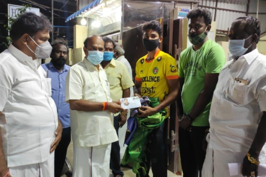  இளைஞருக்கு அரசு தேவையான உதவிகளை செய்யும் என உறுதியளித்த அமைச்சர், தனது சொந்த பணத்திலிருந்து 10 ஆயிரம் ரூபாயை வழங்கினார்.