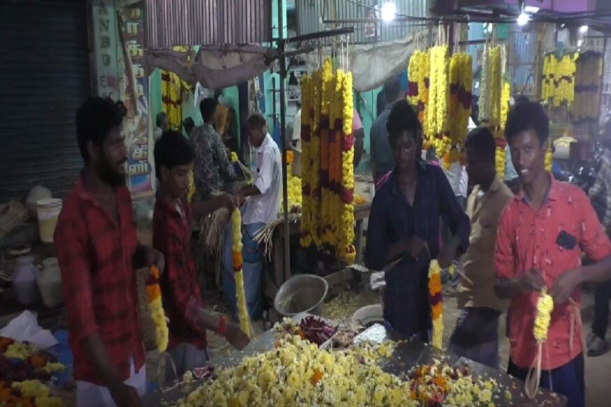 ஒவ்வொருவரும் தாங்கள் ஈடுபட்டுள்ள தொழில் மேலும் துலங்க வேண்டும் என்ற கருத்தின் அடிப்படையில் கொண்டாடப்படும் ஆயுதபூஜை அன்று, மக்கள் தங்கள் வீடுகளை சுத்தம் செய்து, தோரணம் கட்டி, பொரி, பழங்கள் படையலிட்டு வழிபடுவது வழக்கம். ஒவ்வொருவரும் தாங்கள் ஈடுபட்டுள்ள தொழில் மேலும் துலங்க வேண்டும் என்ற கருத்தின் அடிப்படையில் கொண்டாடப்படும் ஆயுதபூஜை அன்று, மக்கள் தங்கள் வீடுகளை சுத்தம் செய்து, தோரணம் கட்டி, பொரி, பழங்கள் படையலிட்டு வழிபடுவது வழக்கம்.