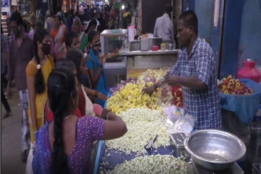 அந்த வகையில், நாகப்பட்டினம் பெரிய கடை வீதியில் ஆயுதபூஜை கொண்டாட்டத்திற்காக, தோரணங்கள், பழங்கள், பொரி வகைகள் சந்தைகளில் குவிந்துள்ளன. அந்த வகையில், நாகப்பட்டினம் பெரிய கடை வீதியில் ஆயுதபூஜை கொண்டாட்டத்திற்காக, தோரணங்கள், பழங்கள், பொரி வகைகள் சந்தைகளில் குவிந்துள்ளன.