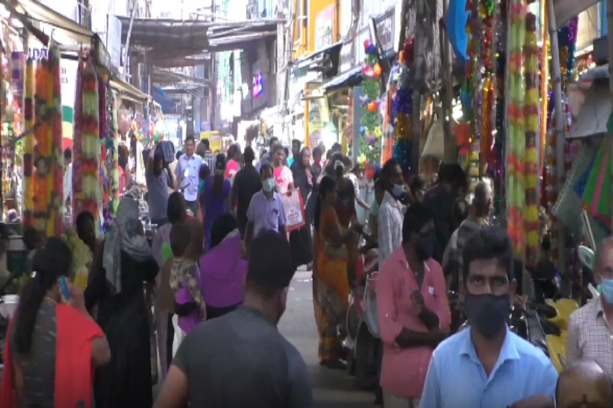ஆயுத பூஜை: காலை முதல் பூஜைப்பொருட்கள் வாங்க குவிந்த பொதுமக்கள்...