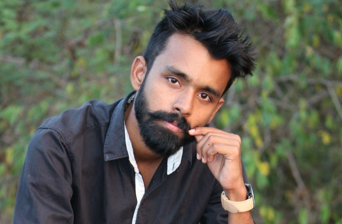 பெண்களைக் கவர ஆண்கள் செய்யும் விஷயங்கள் ஒவ்வொரு தலைமுறைக்கு ஏற்ப மாறி வருகிறது. உதாரணத்திற்கு சண்டையிடுவது, போரில் வெற்றிப் பெறுவது, இளவட்டக் கல் தூக்குவது, காளையை அடக்குவது என்றெல்லாம் இருந்த நடைமுறை போய் தற்போது தாடியைக் காட்டி பெண்களைக் கவரும் டிரெண்ட் உருவாகிவிட்டது. பெண்களைக் கவர ஆண்கள் செய்யும் விஷயங்கள் ஒவ்வொரு தலைமுறைக்கு ஏற்ப மாறி வருகிறது. உதாரணத்திற்கு சண்டையிடுவது, போரில் வெற்றிப் பெறுவது, இளவட்டக் கல் தூக்குவது, காளையை அடக்குவது என்றெல்லாம் இருந்த நடைமுறை போய் தற்போது தாடியைக் காட்டி பெண்களைக் கவரும் டிரெண்ட் உருவாகிவிட்டது.