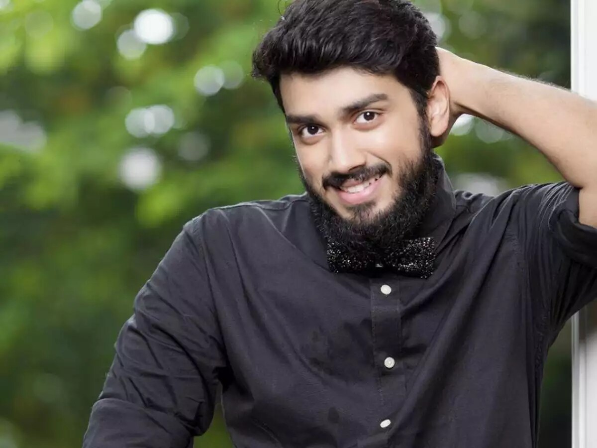 பிடித்த ஆண் , பெண்ணை தேர்வு செய்து அவர்களுடன் சில நாட்கள் , சில மாதங்கள் அல்லது ஒரு நாள் என நேரம் கழிப்பதுதான் இந்த டேட்டிங் ஆப். இந்த டேட்டிங்கில் காதல் , நட்பு இப்படி எந்த உறவும் இருக்காது. முதலில் தோற்றத்தால் வசீகரிக்கப்பட்டு பார்த்துப் பழகிய பின் குணத்தால் கவரப்படுவார்கள். அதன் பின்னரே அது நட்பா, காதலா என முடிவாகும். ஒருவேளை பிடித்துபோனால் திருமணம் வரை கூட செல்லலாம். பிடித்த ஆண் , பெண்ணை தேர்வு செய்து அவர்களுடன் சில நாட்கள் , சில மாதங்கள் அல்லது ஒரு நாள் என நேரம் கழிப்பதுதான் இந்த டேட்டிங் ஆப். இந்த டேட்டிங்கில் காதல் , நட்பு இப்படி எந்த உறவும் இருக்காது. முதலில் தோற்றத்தால் வசீகரிக்கப்பட்டு பார்த்துப் பழகிய பின் குணத்தால் கவரப்படுவார்கள். அதன் பின்னரே அது நட்பா, காதலா என முடிவாகும். ஒருவேளை பிடித்துபோனால் திருமணம் வரை கூட செல்லலாம்.