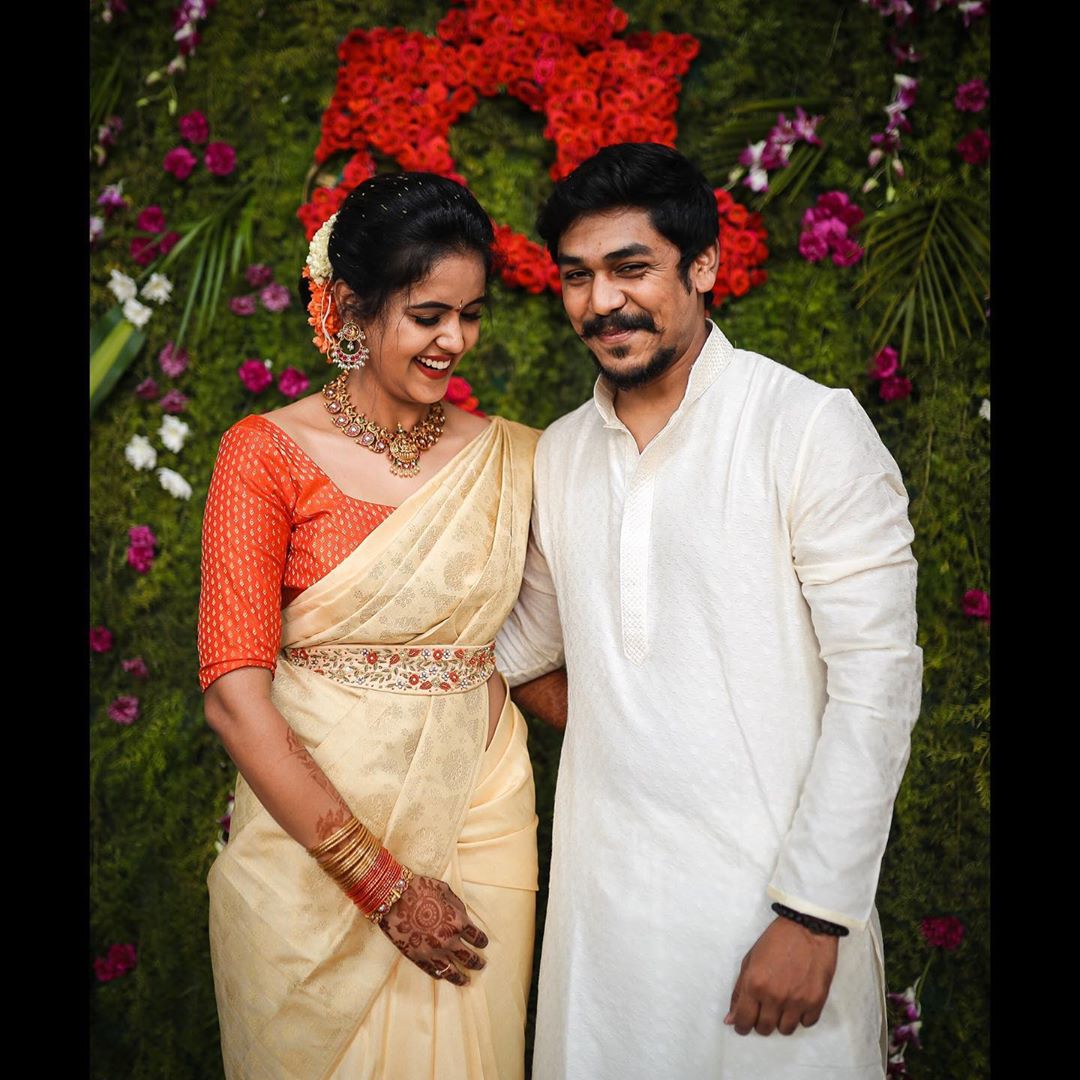 சைத்ரா ரெட்டியும் சினிமா மற்றும் விளம்பரப் படங்களில் ஒளிப்பதிவாளராக பணியாற்றும் ராகேஷ் சமலாவும் கடந்த மார்ச் மாதத்தில் தங்களது காதலை சமூகவலைதளத்தில் பதிவிட்டனர். சைத்ரா ரெட்டியும் சினிமா மற்றும் விளம்பரப் படங்களில் ஒளிப்பதிவாளராக பணியாற்றும் ராகேஷ் சமலாவும் கடந்த மார்ச் மாதத்தில் தங்களது காதலை சமூகவலைதளத்தில் பதிவிட்டனர்.