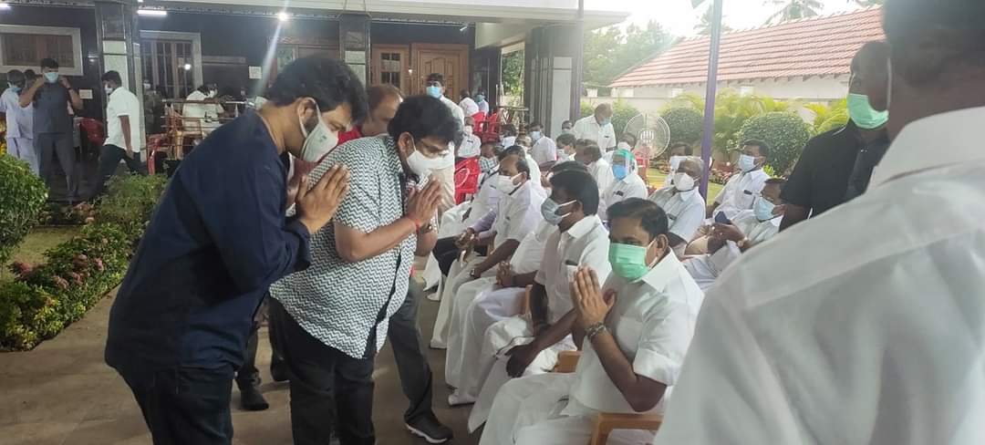 இந்நிலையில் நேற்று நடிகர் மனோபாலா, சவுந்தர்ராஜா, இயக்குநர் உதயகுமார், இயக்குநர் ரவிமரியா உள்ளிட்டோர் முதல்வரின் தாயாருக்கு அஞ்சலி செலுத்தினர். இந்நிலையில் நேற்று நடிகர் மனோபாலா, சவுந்தர்ராஜா, இயக்குநர் உதயகுமார், இயக்குநர் ரவிமரியா உள்ளிட்டோர் முதல்வரின் தாயாருக்கு அஞ்சலி செலுத்தினர்.