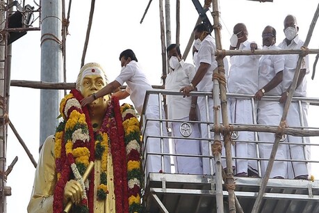தேவர் ஜெயந்தி: மதுரை கோரிப்பாளையத்தில் உள்ள முத்துராமலிங்கத்தேவர் சிலைக்கு மு.க ஸ்டாலின் மரியாதை.. தேவர் ஜெயந்தி: மதுரை கோரிப்பாளையத்தில் உள்ள முத்துராமலிங்கத்தேவர் சிலைக்கு மு.க ஸ்டாலின் மரியாதை..
