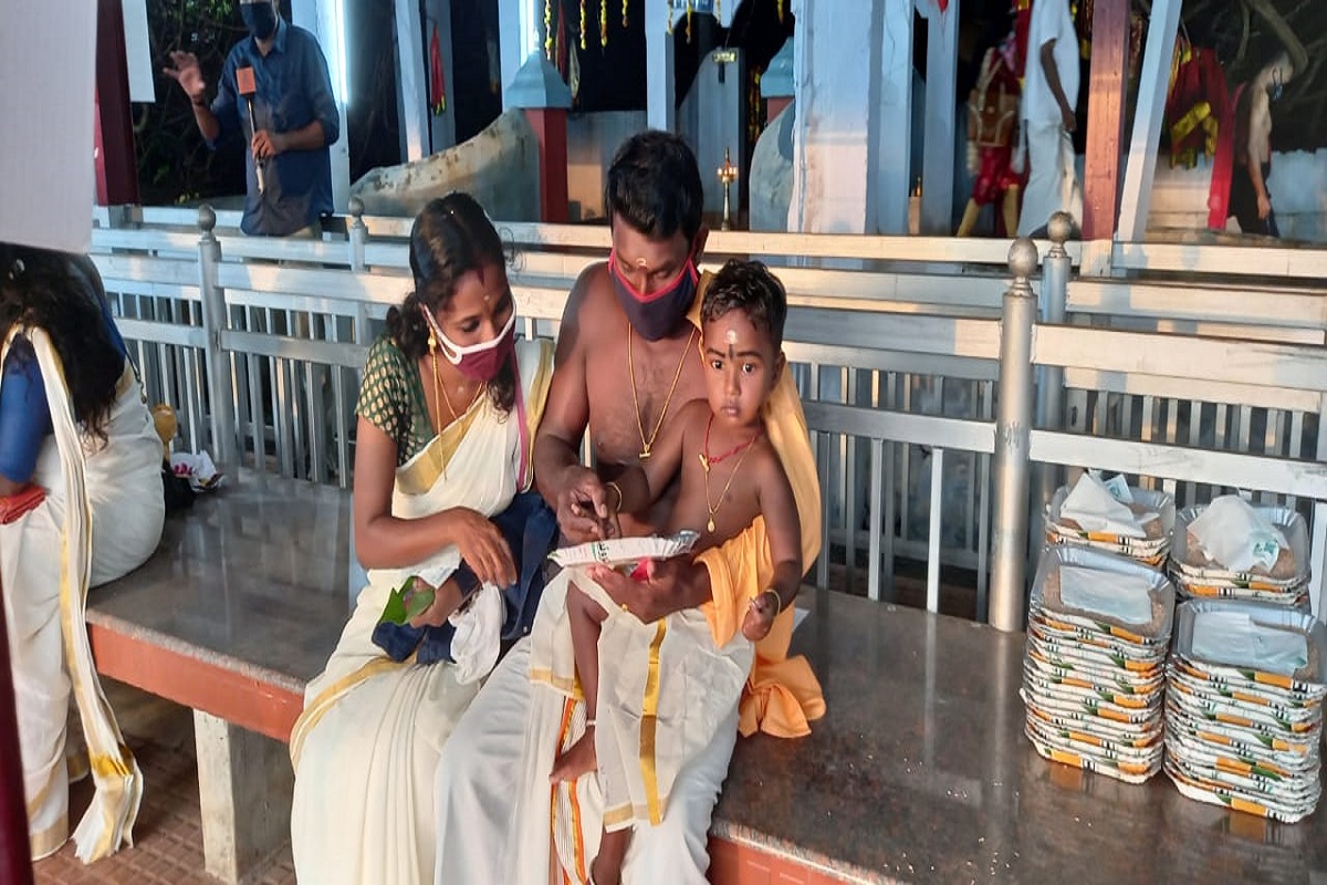 விஜயதசமி : கோவில்களில் குழந்தைகளுக்கு எழுத்தறிவிக்கும் பெற்றோர்கள்..