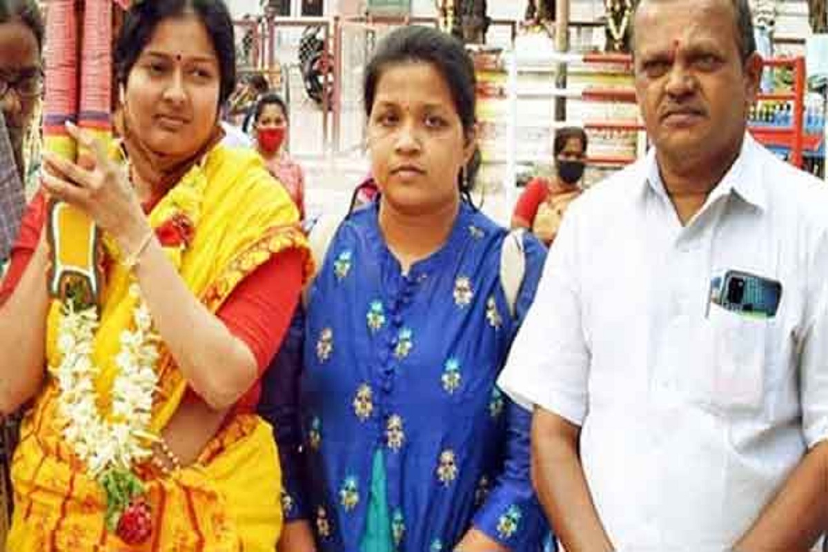 பழனிமலை முருகனுக்கு காவடி எடுத்து வழிபாடு செய்த வீடியோவை பாஜக நிர்வாகி காயத்ரி ரகுராம் தனது டிவிட்டர் பக்கத்தில் வெளியிட்டுள்ளார்