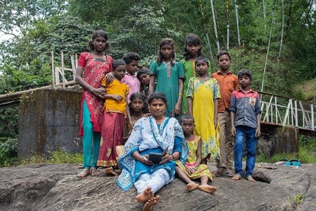 அடர்ந்த காட்டின் வழியாக தினமும் 17 கி.மீ., பயணம்செய்து பழங்குடி மாணவர்களுக்கு கற்பிக்கும் கேரள ஆசிரியர்.. அடர்ந்த காட்டின் வழியாக தினமும் 17 கி.மீ., பயணம்செய்து பழங்குடி மாணவர்களுக்கு கற்பிக்கும் கேரள ஆசிரியர்..