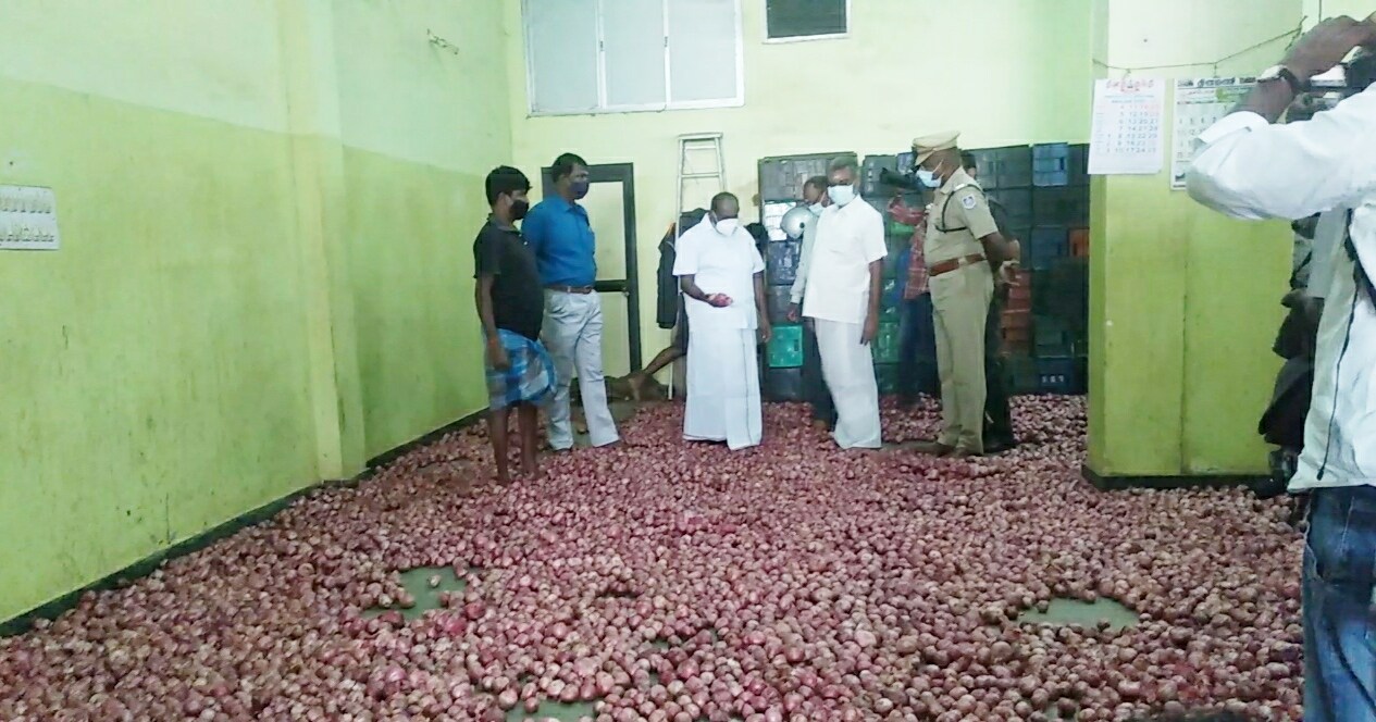 ஆந்திராவில் கனமழை காரணமாக அங்கிருந்து வெங்காயம் வரவில்லை.பெங்களூரில் இருந்து வரும் வெங்காயம் மூட்டைக்கு 10 கிலோ அழுகிய விடுகிறது.நாசிக்கில் இருந்து வரும் வெங்காயம் 75 முதல் 85 ரூபாய்க்கு கூடுதல் விலைக்கு வருவதால் அதனை வாங்கி 100 ரூபாய் வரை விற்கப்படுகிறது.60 ரூபாய்க்கு விற்ற பெல்லாரி வெங்காயம் 90 முதல் 100 ரூபாய் என விற்கப்படுகிறது. 40 ரூபாய்க்கு விற்ற மீடியம் வெங்காயம் 70 முதல் 80ரூபாய்க்கு விற்கப்படுகிறது.சின்ன வெங்காயம் 120 ரூபாய்க்கு விற்கப்படுகிறது. ஆந்திராவில் கனமழை காரணமாக அங்கிருந்து வெங்காயம் வரவில்லை.பெங்களூரில் இருந்து வரும் வெங்காயம் மூட்டைக்கு 10 கிலோ அழுகிய விடுகிறது.நாசிக்கில் இருந்து வரும் வெங்காயம் 75 முதல் 85 ரூபாய்க்கு கூடுதல் விலைக்கு வருவதால் அதனை வாங்கி 100 ரூபாய் வரை விற்கப்படுகிறது.60 ரூபாய்க்கு விற்ற பெல்லாரி வெங்காயம் 90 முதல் 100 ரூபாய் என விற்கப்படுகிறது. 40 ரூபாய்க்கு விற்ற மீடியம் வெங்காயம் 70 முதல் 80ரூபாய்க்கு விற்கப்படுகிறது.சின்ன வெங்காயம் 120 ரூபாய்க்கு விற்கப்படுகிறது.