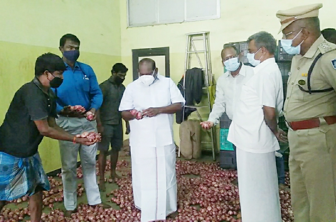  தமிழகத்தை போல மலிவு விலையில் வெங்காயத்தை மக்களுக்கு வழங்க முடியாமல் துணைநிலை ஆளுநர் கிரண்பேடி தடையாக இருக்கிறார்.ரேஷன் மூலம் அரிசி வழங்க தடை செய்யும் கிரண்பேடி பல கோப்புகளை முடக்கியுள்ளார் என அமைச்சர் கந்தசாமி குற்றம்சாட்டினார்.