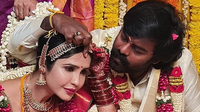 இந்நிலையில் சுரேஷூக்கும் சென்னையைச் சேர்ந்த சினிமா பைனான்சியர் மது என்பவருக்கும் சமீபத்தில் திருமணம் நடைபெற்றுள்ளது. இந்நிலையில் சுரேஷூக்கும் சென்னையைச் சேர்ந்த சினிமா பைனான்சியர் மது என்பவருக்கும் சமீபத்தில் திருமணம் நடைபெற்றுள்ளது.