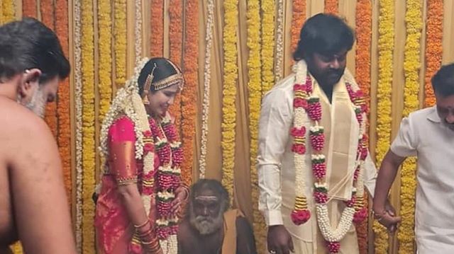திருமணம் குறித்து ட்விட்டரில் பதிவிட்டிருக்கும் ஆர்.கே.சுரேஷ், “மிகவும் மகிழ்ச்சியுடன் இந்த விஷயத்தை உங்களுடன் பகிர்ந்து கொள்கிறேன். எனக்கு திருமணம் நடந்துள்ளது. உங்கள் அனைவரின் அன்பு, ஆதரவு மற்றும் ஆசிர்வாதங்களுகு நன்றி” என்று கூறியுள்ளார். இதையடுத்து அவருக்கு திரைத்துறை பிரபலங்களும், ரசிகர்களும் வாழ்த்து தெரிவித்து வருகிறார்கள் திருமணம் குறித்து ட்விட்டரில் பதிவிட்டிருக்கும் ஆர்.கே.சுரேஷ், “மிகவும் மகிழ்ச்சியுடன் இந்த விஷயத்தை உங்களுடன் பகிர்ந்து கொள்கிறேன். எனக்கு திருமணம் நடந்துள்ளது. உங்கள் அனைவரின் அன்பு, ஆதரவு மற்றும் ஆசிர்வாதங்களுகு நன்றி” என்று கூறியுள்ளார். இதையடுத்து அவருக்கு திரைத்துறை பிரபலங்களும், ரசிகர்களும் வாழ்த்து தெரிவித்து வருகிறார்கள்